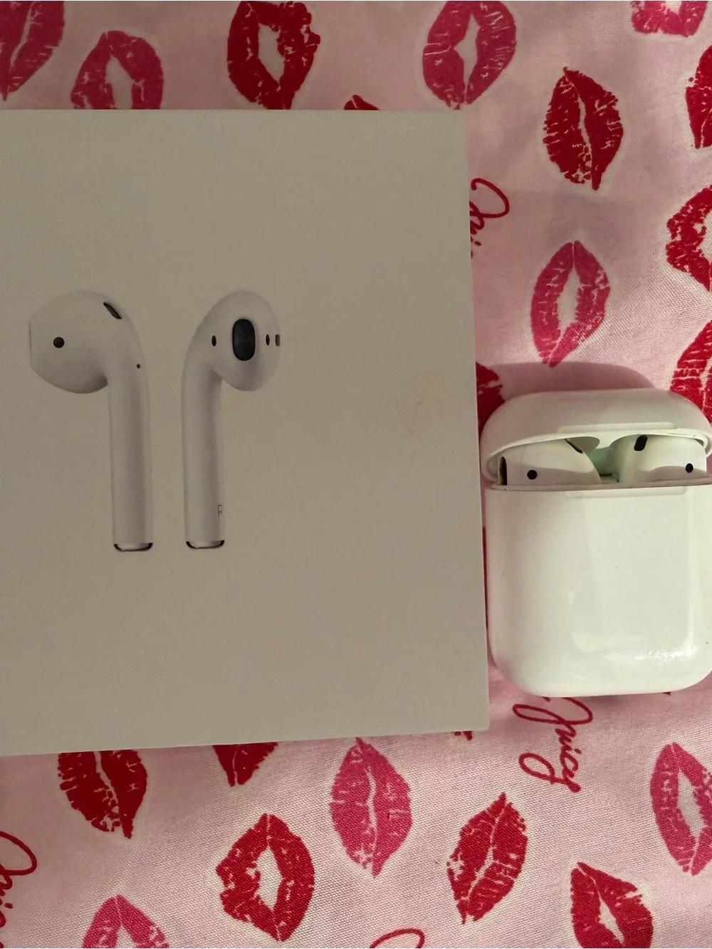 Apple White Wireless Earbuds with Charging Case 2nd gen with charger